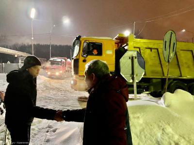 Владимир Бурмистров проверил, как вывозится снег ночью