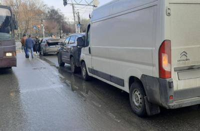 На улице Чкалова в Рязани фургон устроил массовое ДТП