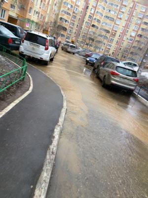 В Рязани на улице Новосёлов вода из прорванной трубы заливает двор