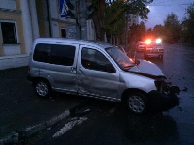 В центре Рязани Peugeot не уступил Chevrolet, пострадали оба водителя и пассажир