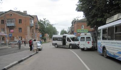 На улице Полетаева при столкновении с иномаркой пострадали три пассажира маршрутки