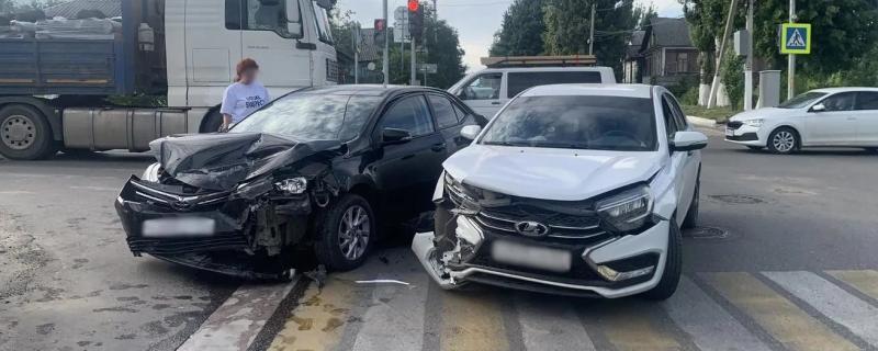 В Скопине Lada Vesta не разминулась с Toyota, водители получили травмы