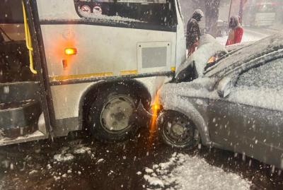 В Рязани пострадал водитель легковушки, столкнувшийся с автобусом