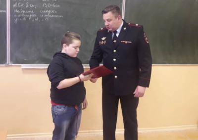 В Пронском районе наградили школьника, помогавшего выявлять пьяных водителей