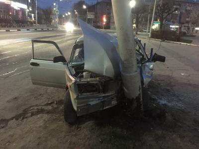 В Рязани на улице Гагарина отечественное авто врезалось в столб