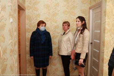 Елена Сорокина осмотрела три квартиры для детей-сирот