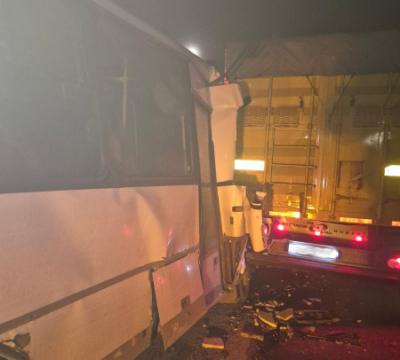 На трассе близ Шилово пострадали три пассажира автобуса, столкнувшегося с грузовиками