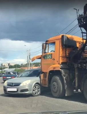В Рязани столкнулись грузовик и легковое авто
