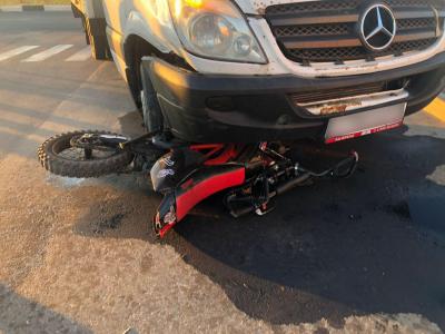В Рыбном грузовик Mercedes столкнулся с мотоциклом