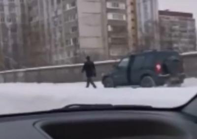 В Дашково-Песочне пешеход не дал водителю объехать пробку по тротуару