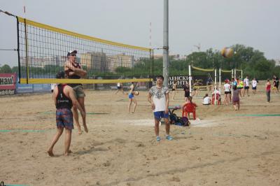 На площадках ТРЦ «Премьер» играют в пляжный волейбол