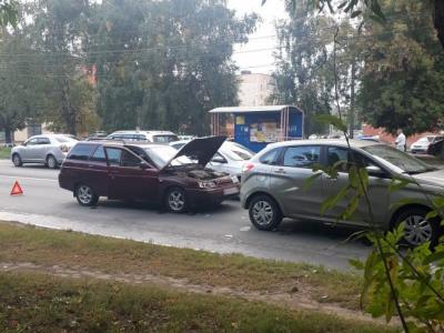 На Михайловском шоссе три автомашины столкнулись «паровозиком»