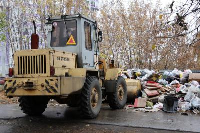 Возле дома №35 по Московскому шоссе вновь убрали мусор