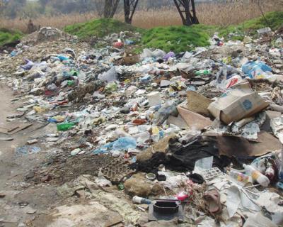 Полянские луга заполняются мусором