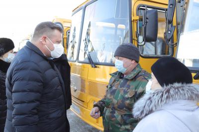 Николай Любимов вручил ключи от новых школьных автобусов для районов области