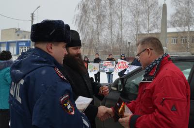 Рязанские гаишники вручили автолюбителям иконки «Молитва водителя»