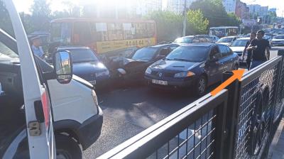 На улице Новосёлов столкнулись два автомобиля 