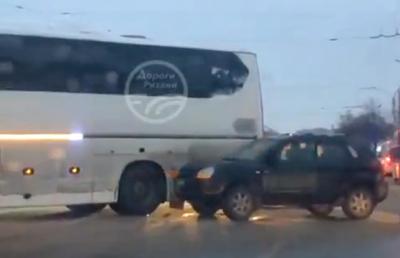 У «Барса на Московском» внедорожник столкнулся с автобусом