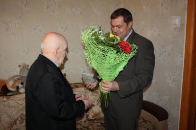 Виталий Артёмов поздравил рязанца со столетием