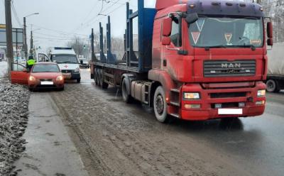 На Московском шоссе в Рязани фура столкнулась с легковушкой
