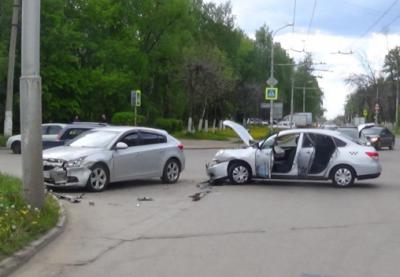 На улице Крупской Nissan столкнулся с Chevrolet, пострадала женщина