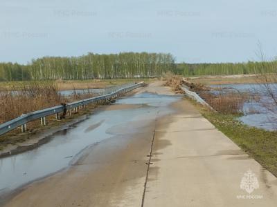 В Старожиловском районе освободился от воды мост у деревни Бутырки