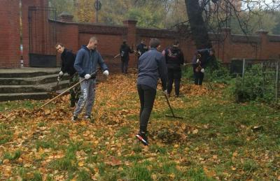 Молодёжные активисты убрали территорию Лазаревского кладбища в Рязани