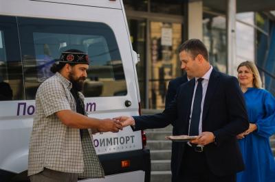 ГК «Автоимпорт» подарила микроавтобус многодетной семье из Рязанской области