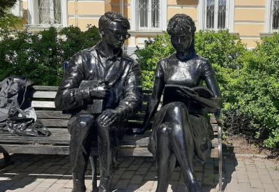 Скульптура Шурика и Лиды во дворе РГУ стала чёрной