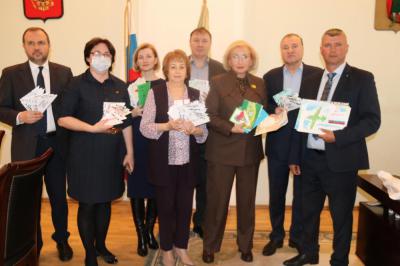 Татьяна Панфилова передала подарки ко Дню защитника Отечества в Луганскую больницу