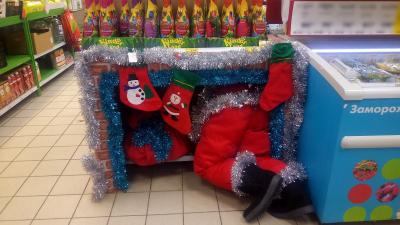 Посетителей скопинского супермаркета пугает прячущий подарки Дед Мороз