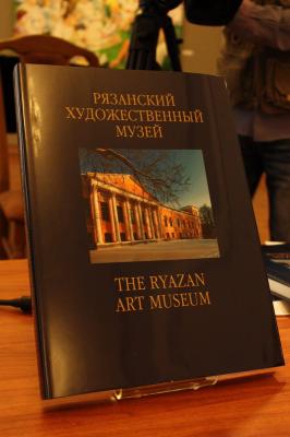 Альбом о Рязанском художественном музее увидел свет на двух языках