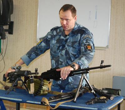 Сотрудники рязанской УИC увидели современное оружие спецназа