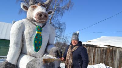 Жительница Пронска слепила из снега трёхметровую скульптуру быка