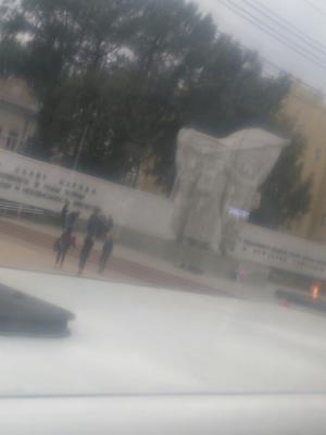 Подростки прыгали через венки у памятника на площади Победы в Рязани