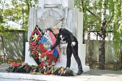 Анна Рослякова проверила благоустроенность мемориалов