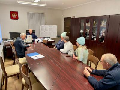 Главе Рязанского СКР передали подписи горожан в поддержку проекта жилой застройки в Борках