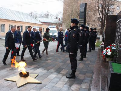 Рязанцы возложили цветы к памятнику сотрудникам органов внутренних дел, погибшим при исполнении служебного долга