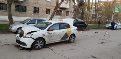 В Рязани на улице Энгельса столкнулись такси и Renault