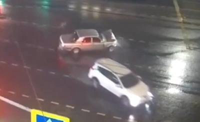 Появилось видео столкновения «Волги» и Toyota RAV4 в центре Рязани