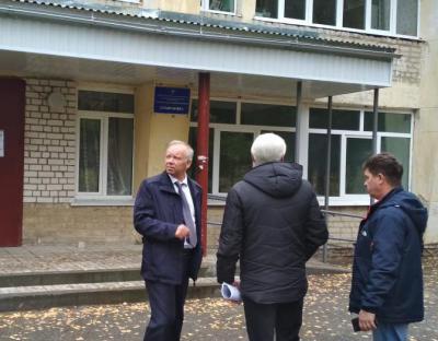 Андрей Прилуцкий осмотрел ход ремонта медучреждений в Старожиловском районе