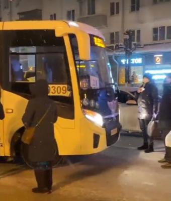 Администрация Рязани отреагировала на инцидент с перекрытием людьми дороги автобусам