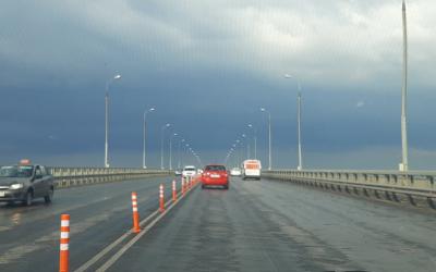 Водители пожаловались на болты, лежащие на проезжей части Солотчинского моста
