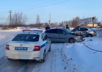 На окраине Рязани Ford Focus врезался в Renault Logan, пострадали два человека