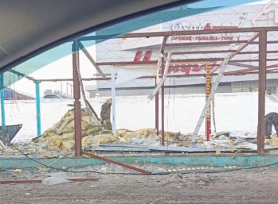 Возле ТРЦ «Барс на Московском» разобрали торговый павильон