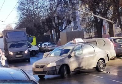 На улице Горького сломался столб