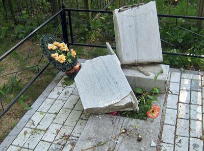 Кораблинские вандалы разгромили кладбище