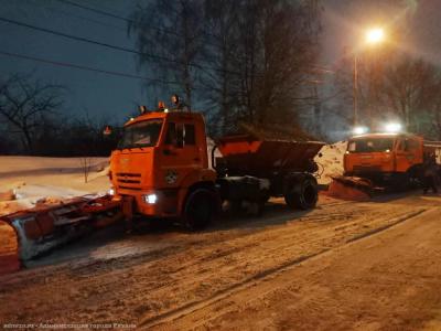 Снег на дорогах Рязани убирают четыре колонны спецтехники