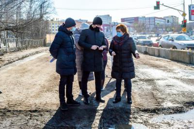 Елена Сорокина осмотрела ход реконструкции моста через Трубеж
