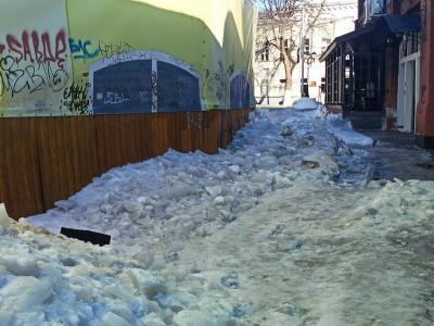 Снежные завалы на улице Мюнстерской уберут утром 4 марта